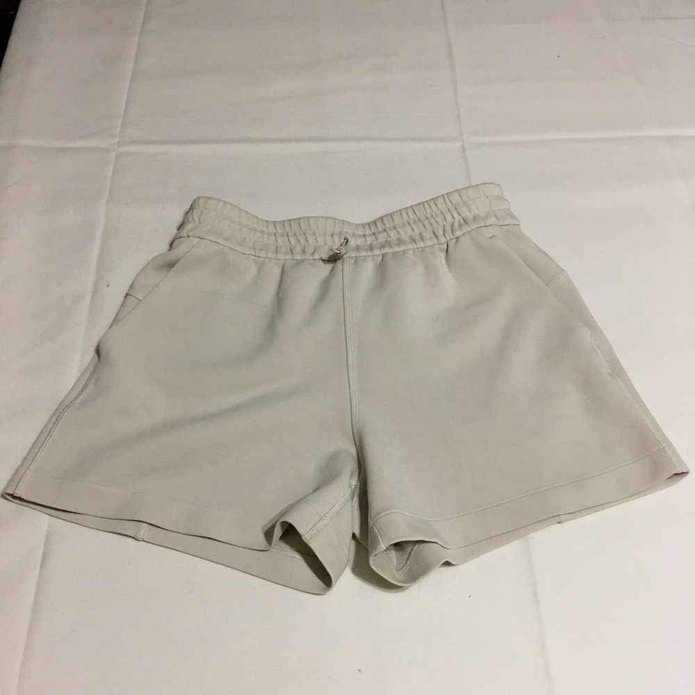Lululemon Softstreme High-Rise Shorts Womens 6 Bone Off White Drawcord Pockets